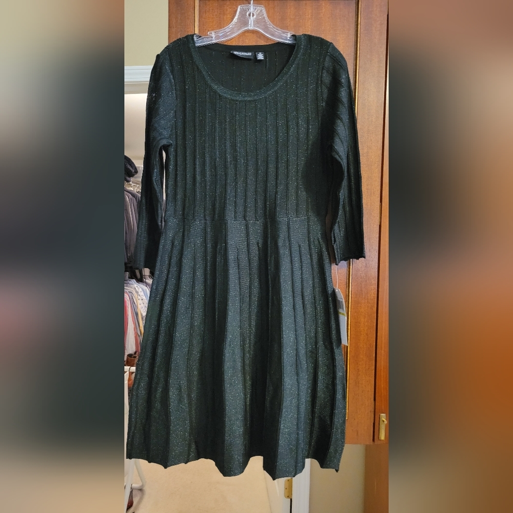 Nina Leonard Black/Green lightweight sweater dress. size Medium. NWT.